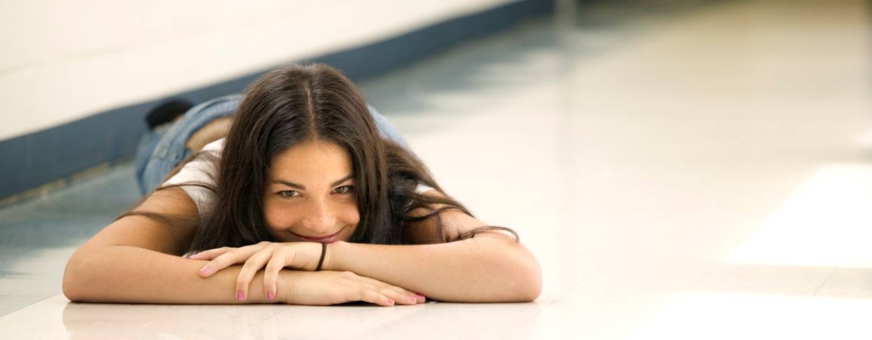 Ni�a sentada en una cama

Descripci�n generada autom�ticamente con confianza baja